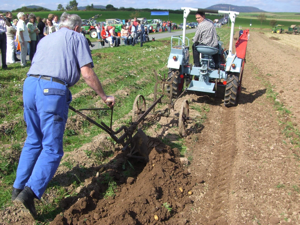 Alte Techniken erlebbar machen - Mediale Ausstattung des Oldtimer Clubs Hallenberg Alte Techniken erlebbar machen - Mediale Ausstattung des Oldtimer Clubs Hallenberg
